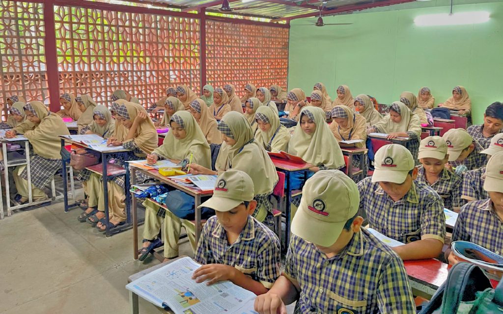 Al-Ummah English School Mumbai AWAMI GIRLS HIGH SCHOOL AND JUNIOR COLLEGE OF ARTS COMMERCE & SCIENCE MUMBAI Class Room Al-Ummah English School Mumbai AWAMI GIRLS HIGH SCHOOL AND JUNIOR COLLEGE OF ARTS COMMERCE & SCIENCE MUMBAI